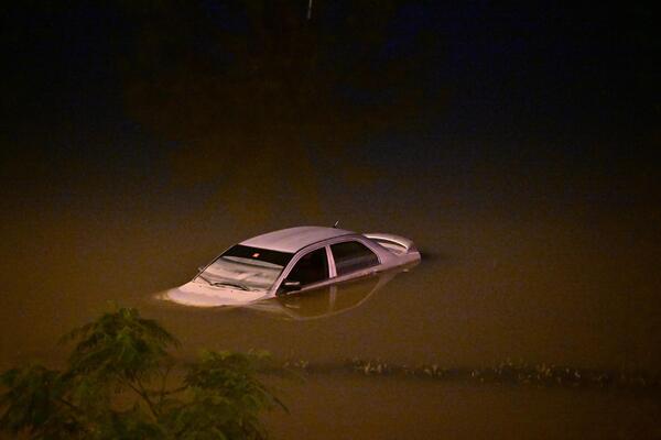 MAJKA SVOJIM OČIMA GLEDALA KAKO JOJ SE DETE DAVI U KOLIMA: Jeziva nesreća u Nemačkoj