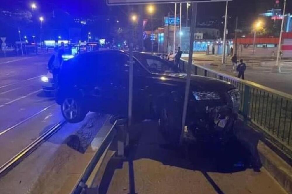 STRAŠNA NESREĆA KOD BAS-OVE STANICE: Automobil završio u ogradi! (FOTO)