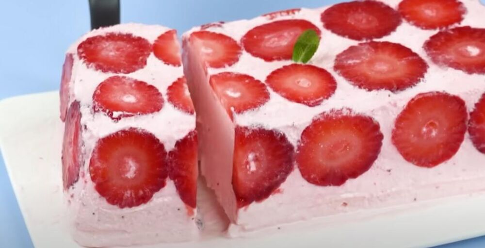 Ledeni kolač sa jagodama na tacni