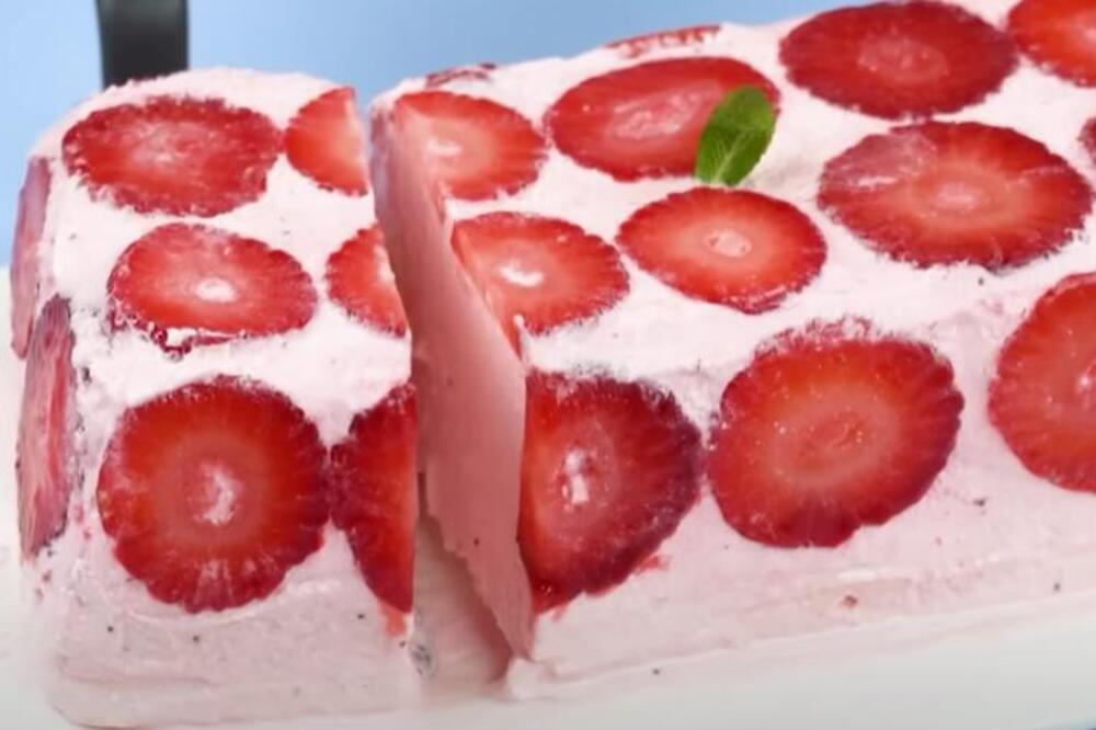 LEDENI KOLAČ SA JAGODAMA OSTAVLJA BEZ DAHA: Najukusnija poslastica od 15 minuta - sastojci za svačiji novčanik