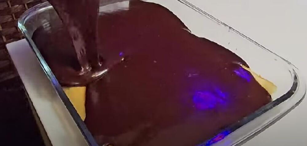 Filovanje čokoladnog kolača sa jagodama i piškotama