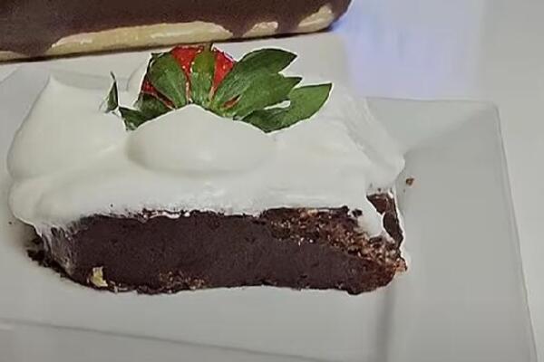 NAJKREMASTIJA POSLASTICA OD KOJE KREĆE VODA NA USTA: Čokoladni kolač sa jagodama i piškotama - savršenstvo na tacni