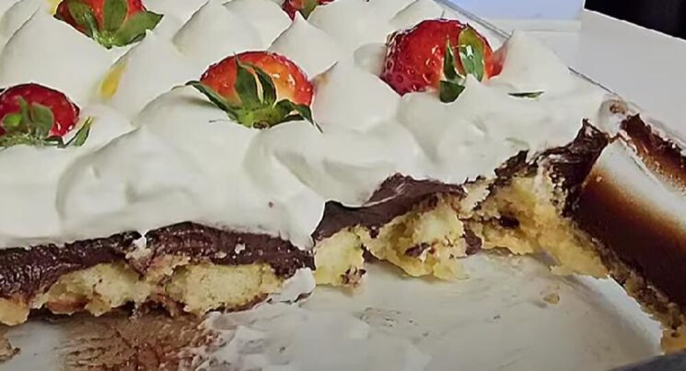 Čokoladni kolač sa jagodama i piškotama