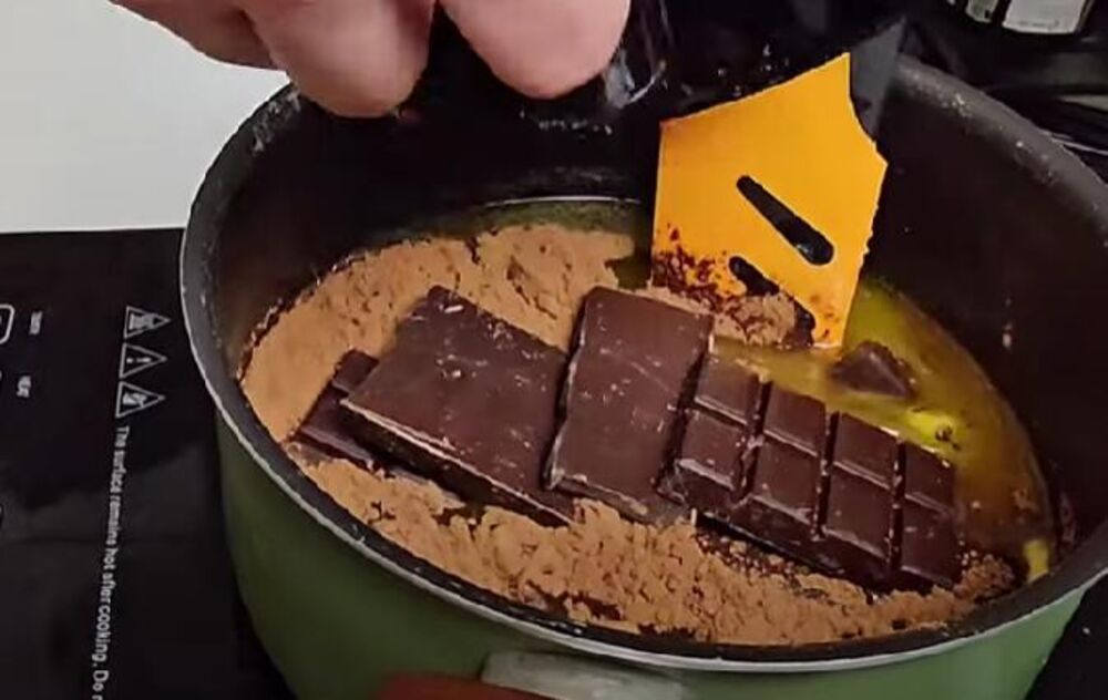 Pravljenje fila za čokoladni kolač sa jagodama i piškotama