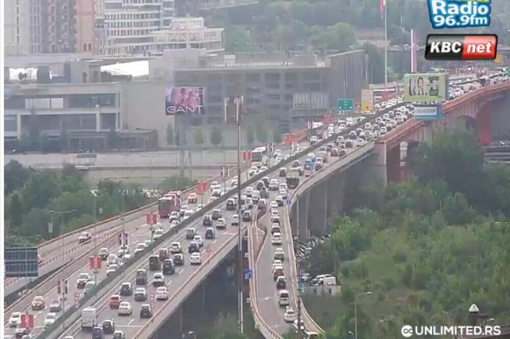 PRVOG DANA NAKON PRAZNIKA U BEOGRADU KOLAPS: Danas se naoružajte strpljenjem, a ove delove grada izbegavajte (FOTO)