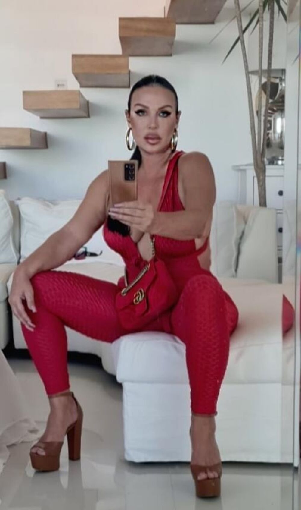 Pevačica je deo javne scene dugi niz godina