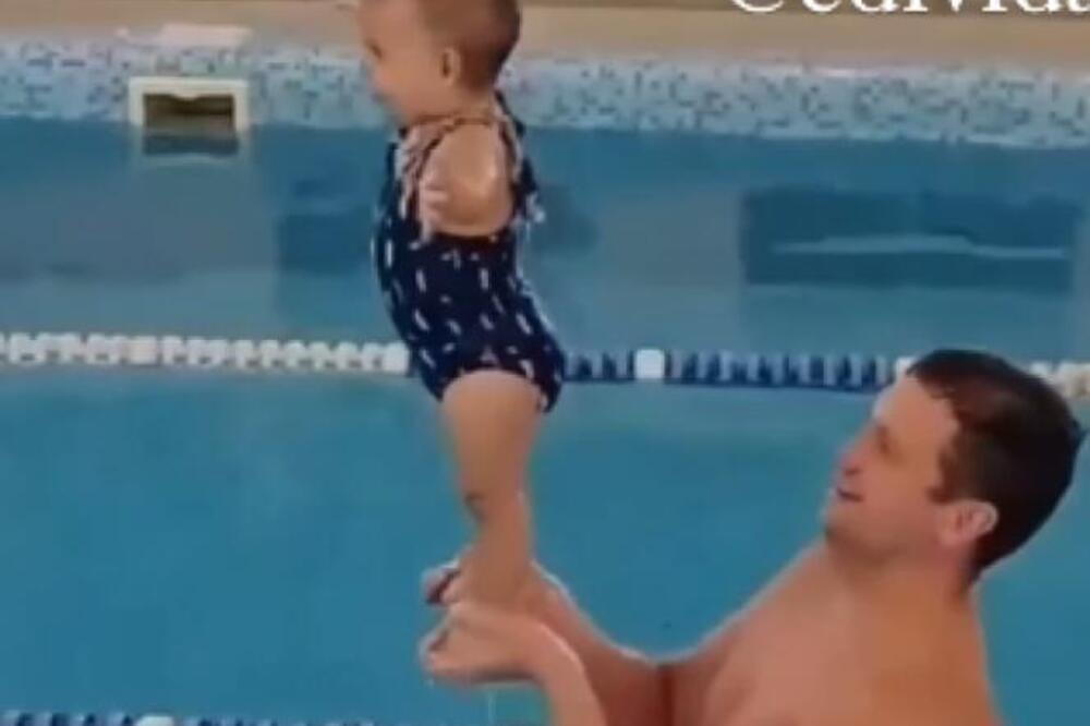 MAJKO MILA, ŠTA RADI OVO ČUDO OD DETETA: Jednogodišnja BEBA pokazala kako PLIVA I RONI, snimak za NEVERICU