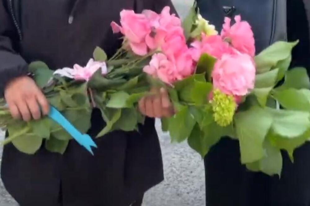 ČITAVA ŠKOLA KOJU SU POHAĐALE ALMINE ĆERKE NEMA OD TUGE: Mališani cveće ostavljali u njihove ormariće, pretužno!