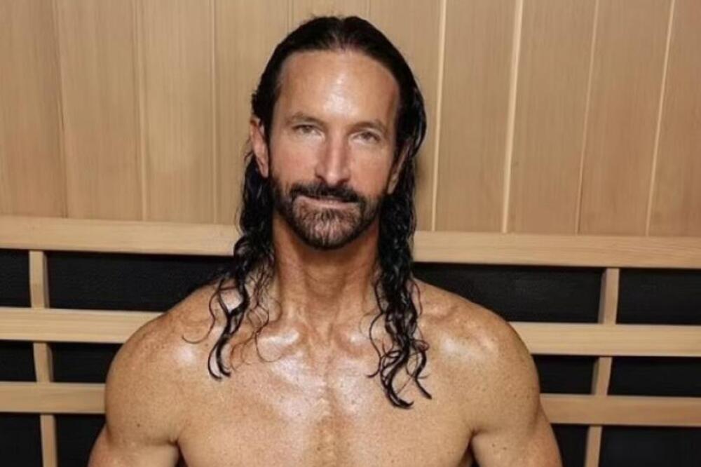 OVAJ ČOVEK TVRDI DA ĆE DOŽIVETI 110. SA DUPLO MLAĐIM TELOM NEGO ŠTO JESTE, I TO ZBOG SAMO OVE STVARI: Kune se u to