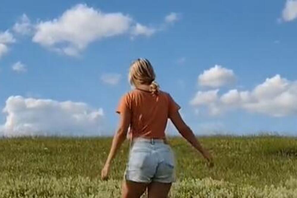 DRAŽA JOJ MOTIKA OD BEOGRADSKOG ASFALTA: Prelepa Sara započela život na selu, e ovo se ZOVE RAD! (VIDEO)