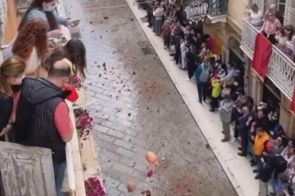 PRIZOR IZ GRČKE KOJI ĆE VAS ODUŠEVITI: Evo kako su na Krfu proslavili VASKRS, ćupovi LETELI NA SVE STRANE (VIDEO)