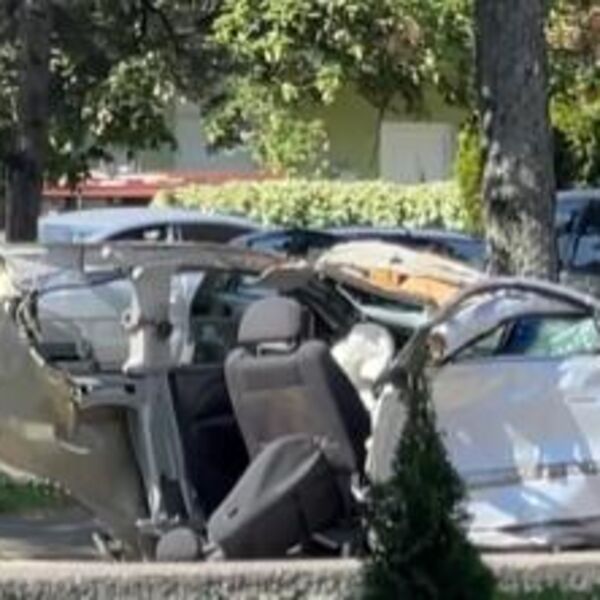 JEZIV PRIZOR NA MESTU SAOBRAĆAJKE U SKOPLJU: Od udarca vozilo "POCEPANO" NA POLA, devojka se BORI ZA ŽIVOT (VIDEO)