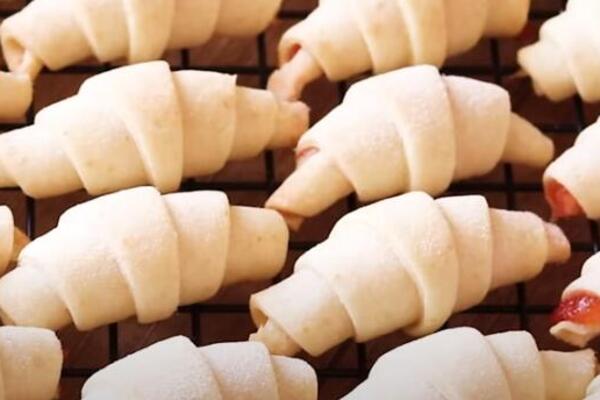 NAJUKUSNIJE DOMAĆE KIFLICE SA DŽEMOM: Peku se samo 15 minuta - recept kakav do sada niste probali