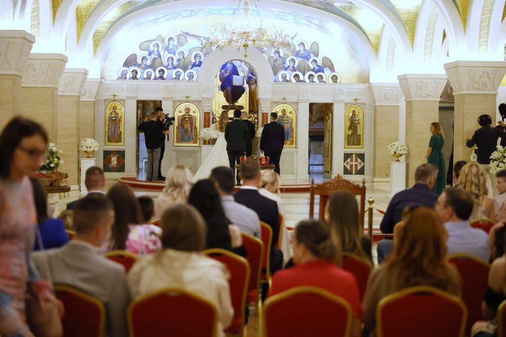 VENČALI SE ACA SOFRONIJEVIĆ I LEPA DOKTORKA: Mladenci NE KRIJU KOLIKO SU SREĆNI, pale i SUZE RADOSNICE