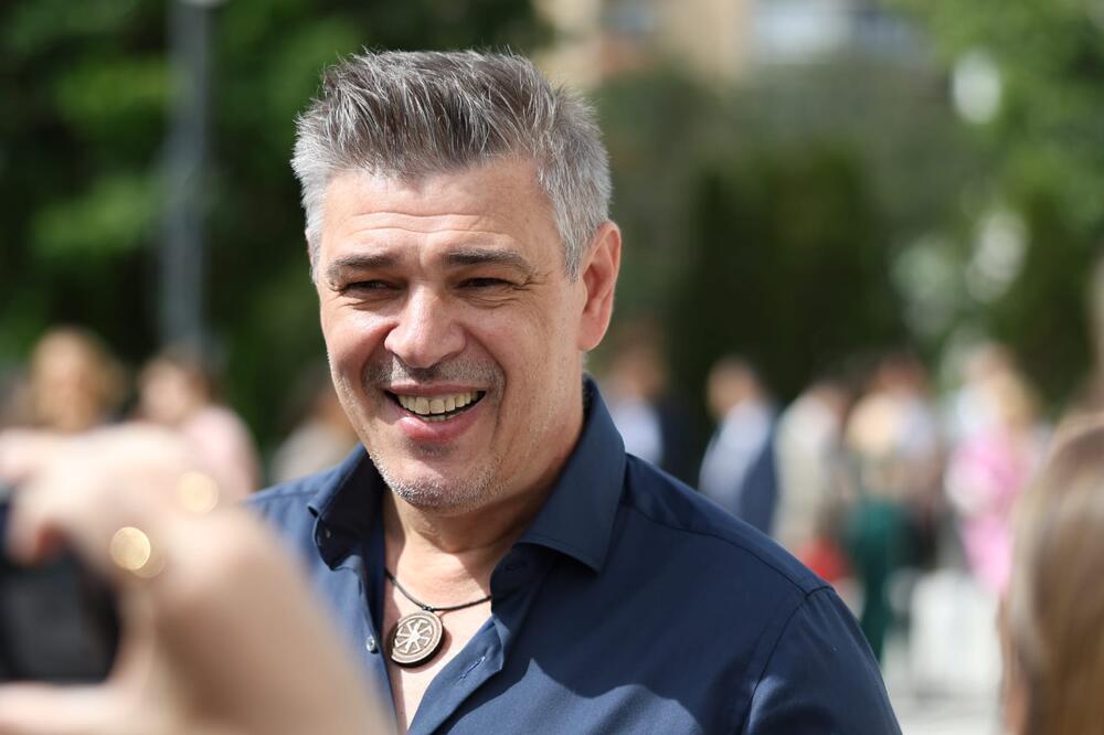 SAVO MILOŠEVIĆ PREKINUO MEDIJSKU TIŠINU: Pojavio se na Sofrinom venčanju sa FATALNOM PLAVUŠOM, pa svima REKAO...