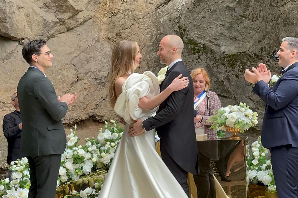 ACA SOFRONIJEVIĆ I LEPA KOSANA OBAVILI I GRAĐANSKO VENČANJE: Ona odlučila kako će se PREZIVATI, blistaju od SREĆE