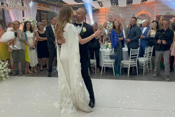 NAJEMOTIVNIJI MOMENAT SA SVADBE ACE SOFRONIJEVIĆA: Pogledajte prvi ples harmonikaša i lepe doktorke, BLISTAJU