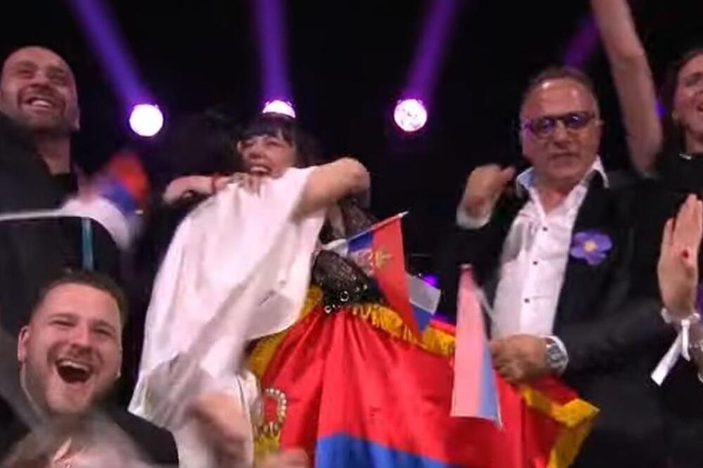 POGLEDAJTE REAKCIJU TEYA DORE NAKON ŠTO JE SAOPŠTENO DA JE PROŠLA U FINALE: Vrištala i mahala srpskom zastavom