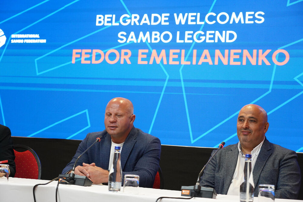 Fjodor Jemeljanjenko na konferenciji za medije (levo)
