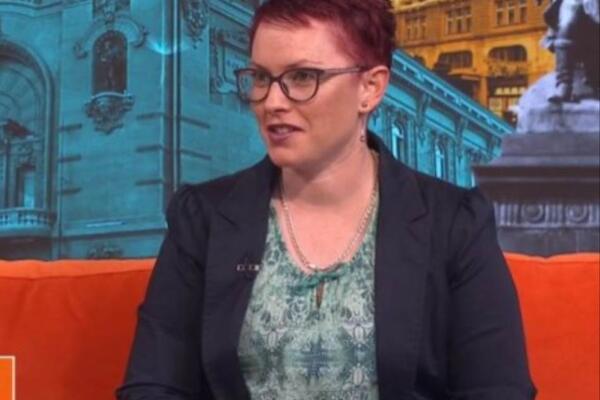 ANDREA ČUVA SAT NA PETROVARADINSKOJ TVRĐAVI: Ima duge nalakirane nokte, a ne libi se da uzme čekić u ruke