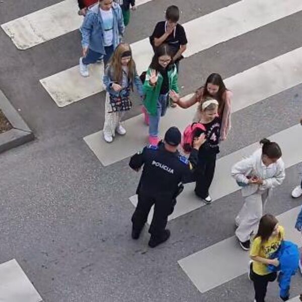GEST POLICAJCA ODUŠEVIO REGION: Dok deca prelaze ulicu, gledajte šta on radi - "nije teško biti human" (VIDEO)