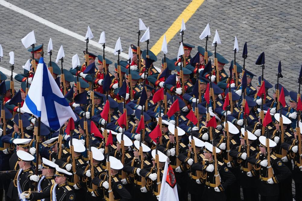 RUSIJA POKAZALA SVU SVOJU MOĆ: Na paradi pobede učestvovalo preko 9.000 vojnika, neočekivani gost ukrao svu pažnju!