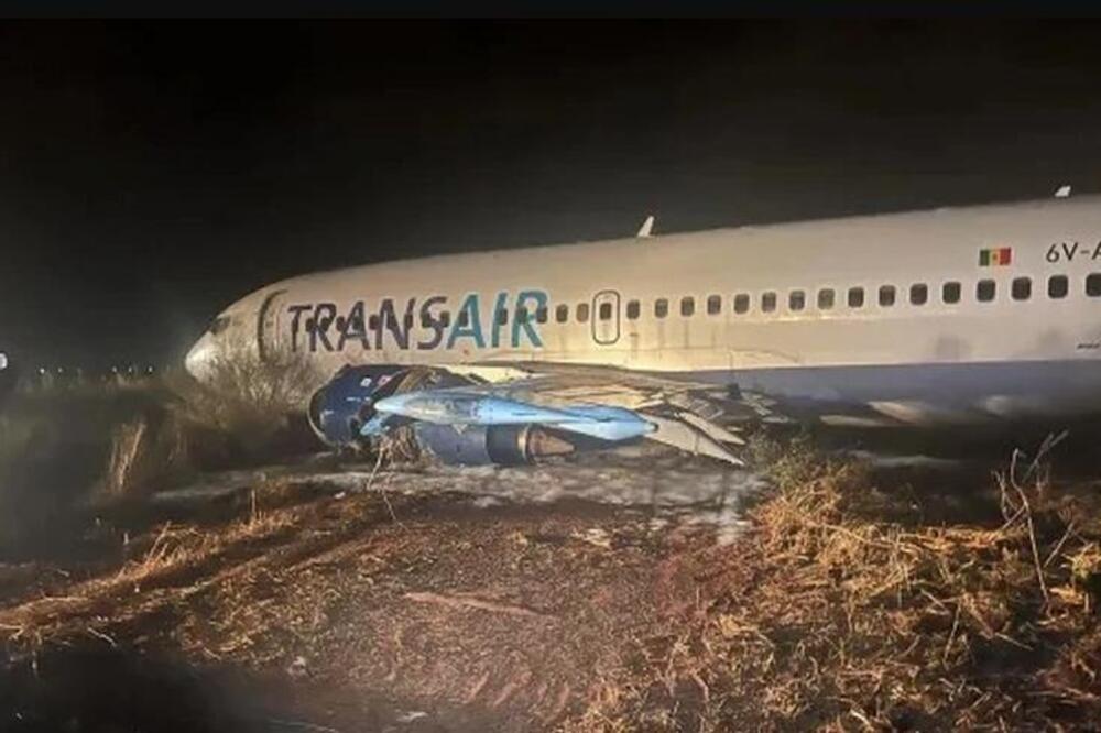 ŠTA SE OVO DEŠAVA? Nova drama u Boingu, zapaljen avion pun putnika skliznuo sa piste! (VIDEO)