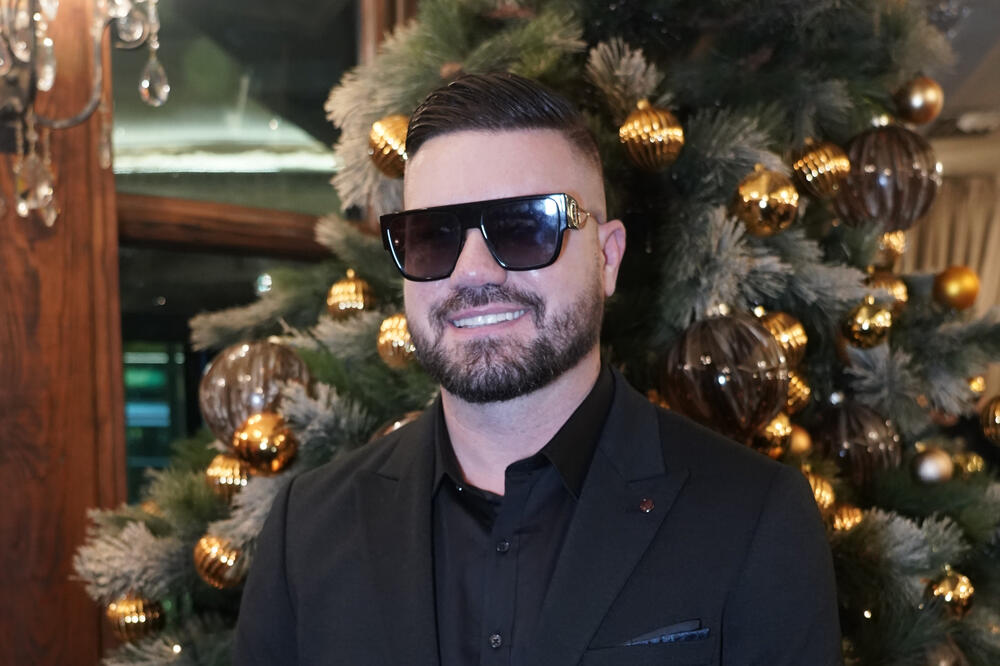 UŽIVA U LJUBAVI SA MLAĐANOM PEVAČICOM, A EVO KOLIKO ON GODINA IMA: Ko bi rekao da je MC Stojan ovo GODIŠTE?