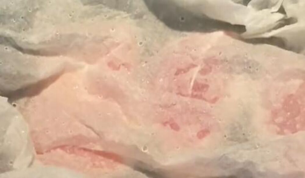 Mokar papir za pečenje preko belog mesa