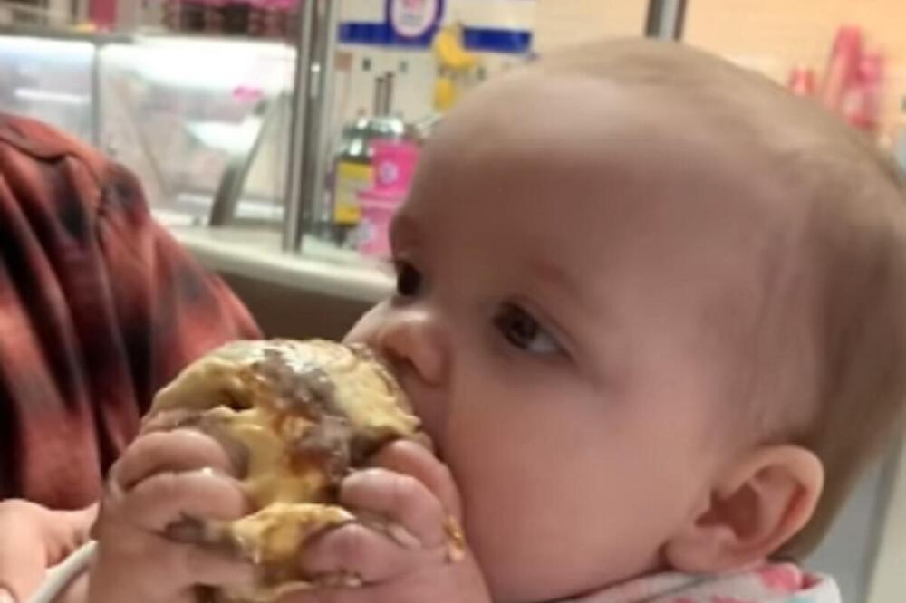 OVAJ VIDEO JE VIDELO PREKO 4 MILIONA LJUDI: Beba prvi put PROBA SLADOLED, reakcija ovog malog GENIJA JE URNEBESNA