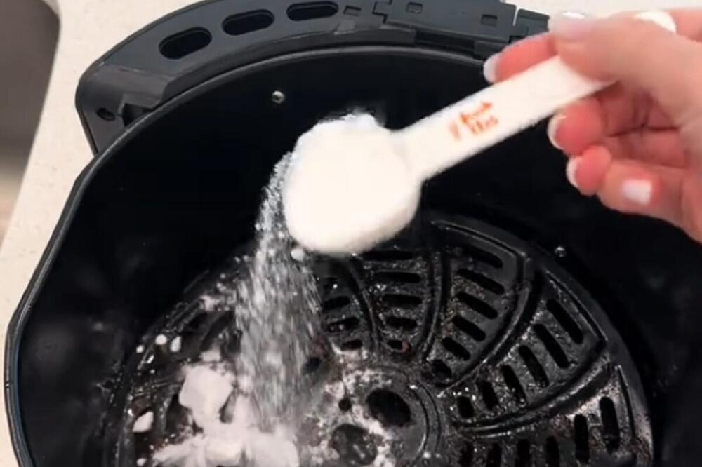 KAKO DA DUBINSKI OČISTITE AIR FRYER U SAMO 3 KORAKA? Kad su SRPKINJE videle ovaj snimak odmah krenule da RADE ISTO