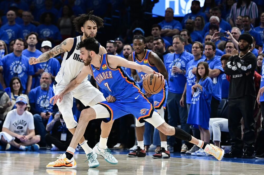 Čet Holmgren (desno) na utakmici Oklahoma Siti Tandera i Dalas Maveriksa