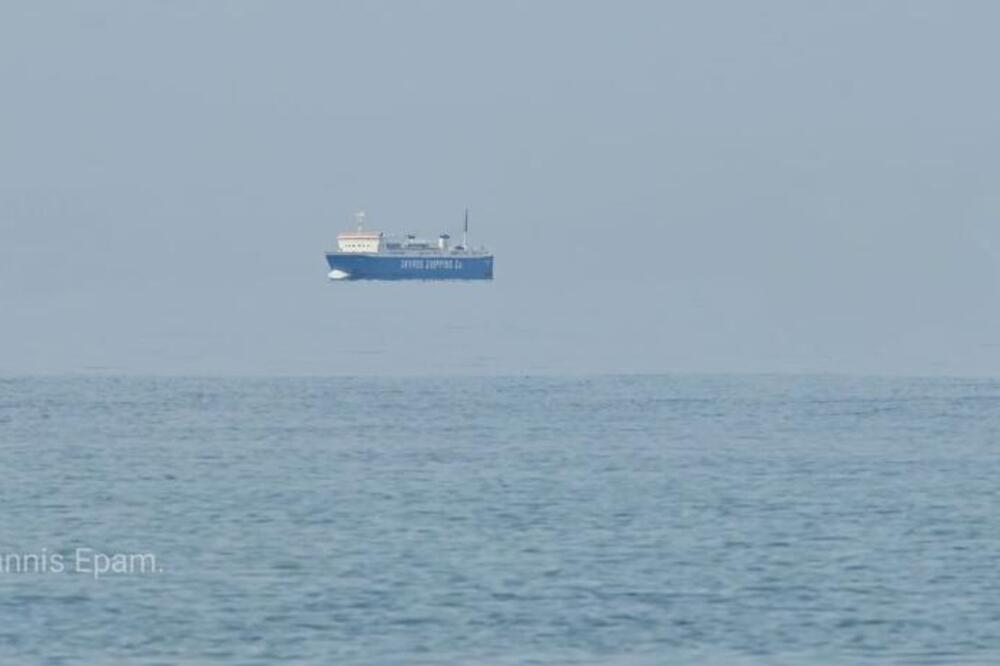 ZBOG OVE FENOMEN SLIKE IZ GRČKE, SVI UNEZVERENO TRLJAJU OČI: Brod "PRELETEO" do obale, neverica (FOTO)