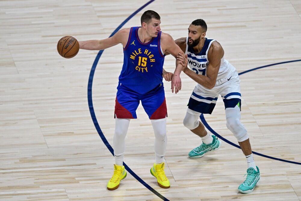 Duel Nikole Jokića i Rudija Gobera tokom prve utakmice Denvera i Minesote