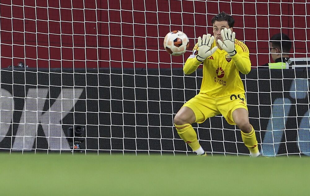 Mile Svilar na utakmici Bajera i Rome u Leverkuzenu