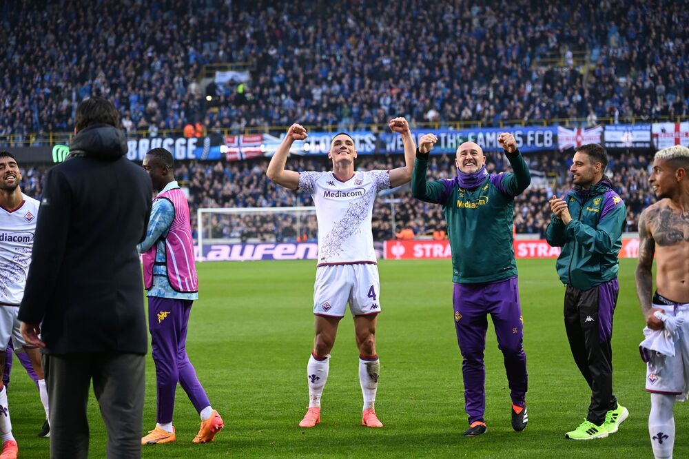 Nikola Milenković (broj četiri) slavi sa saigračima i navijačima plasman u finale