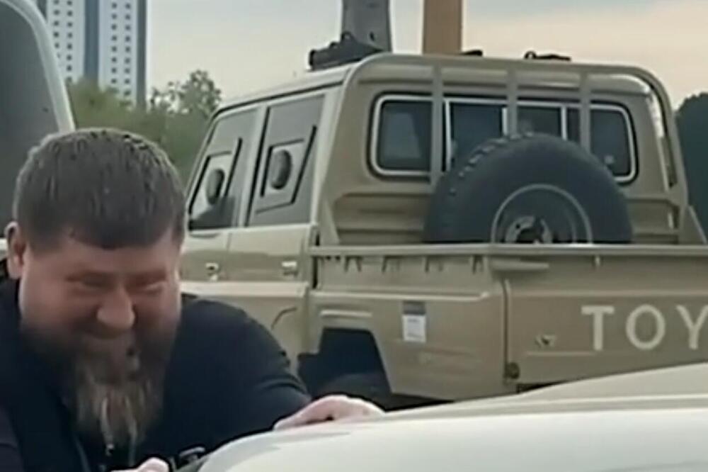KAKVA MAČO MUŠKARČINA! Kadirov rešio da pokaže KOLIKO JE JAK, zbog ovoga ćete stvarno TRESNUTI SA STOLICE (VIDEO)