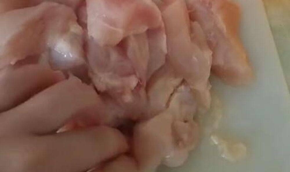 Seckanje piletine na kockice