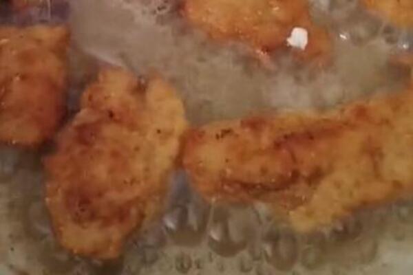 DOMAĆICA OTKRILA U ŠTA STAVLJA PILETINU PRE POHOVANJA: Zbog 5 sastojaka ispadne najukusnija - kuvari to ne znaju