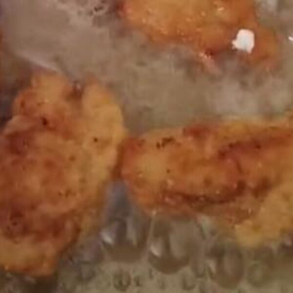 DOMAĆICA OTKRILA U ŠTA STAVLJA PILETINU PRE POHOVANJA: Zbog 5 sastojaka ispadne najukusnija - kuvari to ne znaju