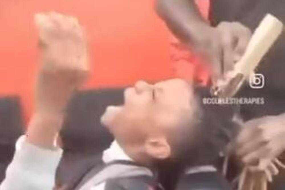 DEČAK VRIŠTI IZ PETNIH ŽILA DOK MU SEKU KOSU: Snimak obišao PLANETU, razlog LEDI KRV U ŽILAMA (VIDEO)