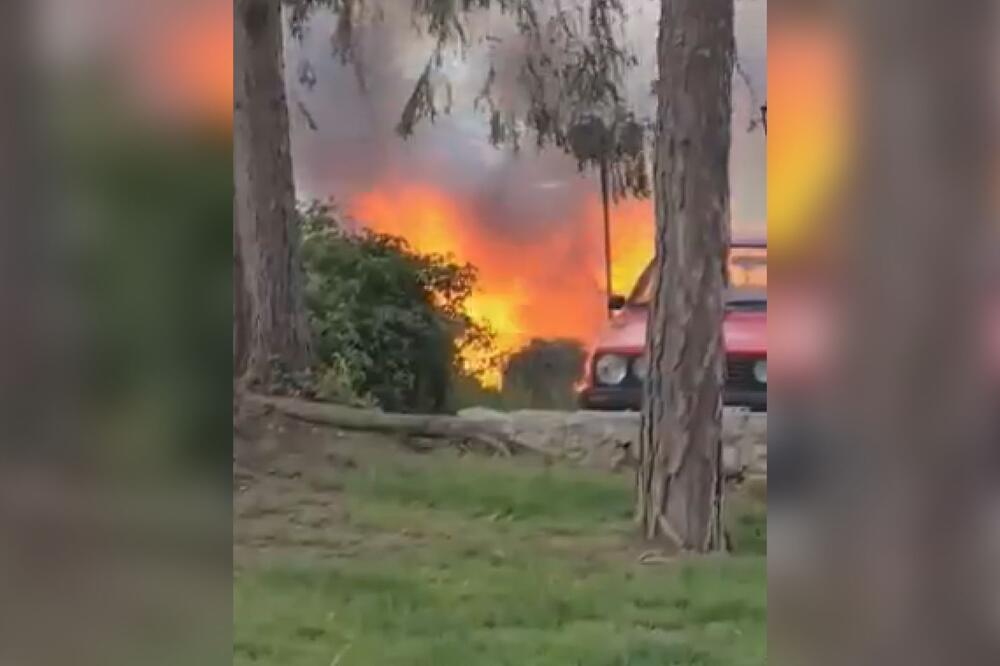 HAOS NA ZLATIBORU, VATRENA STIHIJA ZAHVATILA AUTOMOBIL: Vatrogasci pokušavaju da ugase požar (FOTO)