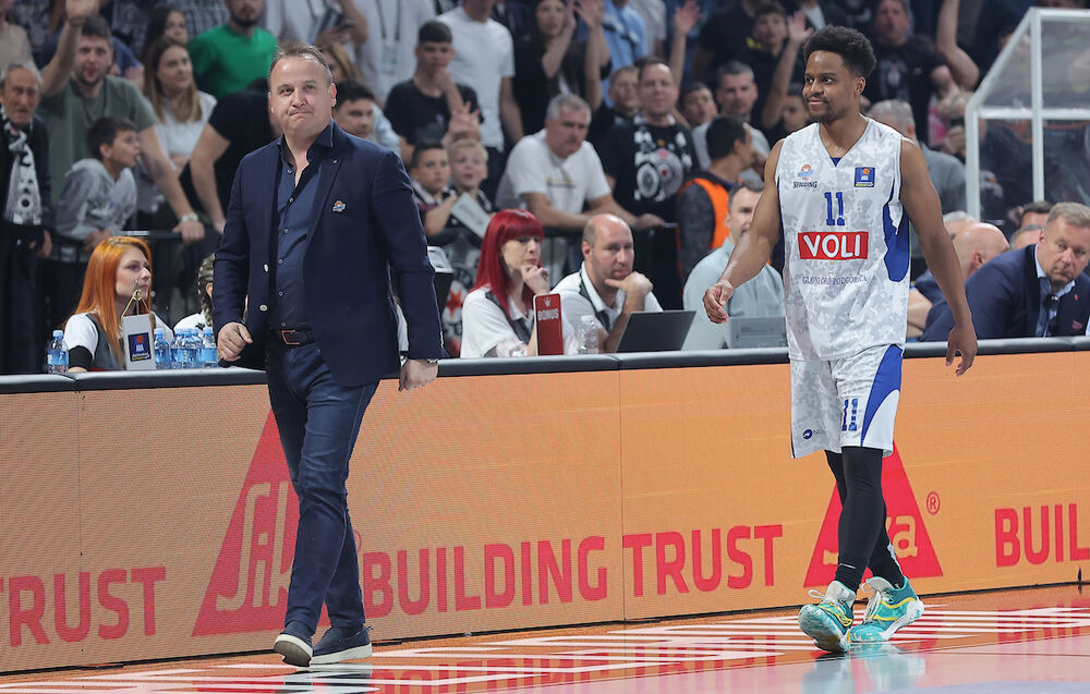 Jogi Ferel napušta teren i odlazi u svlačionicu