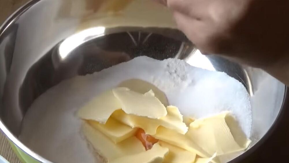 Sastojke pomešati u jednu činiju