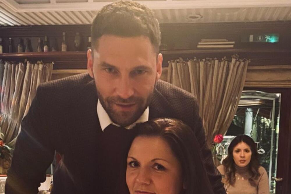 OGLASILA SE SESTRA DUŠKA TOŠIĆA: Javno pokazala deo PORODIČNE INTIME, ovako uživa daleko od LUKSUZA I ESTRADE