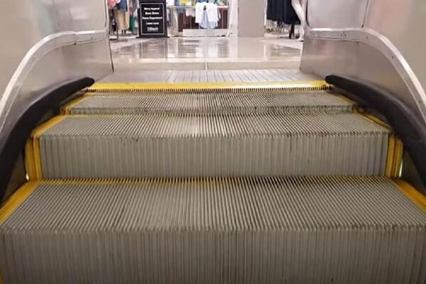 ZAŠTO SU POKRETNE STEPENICE UVEK PRUGASTE? Šokiraćete se kad čujete, niko nije PRIMETIO OVAJ DETALJ NA VRHU