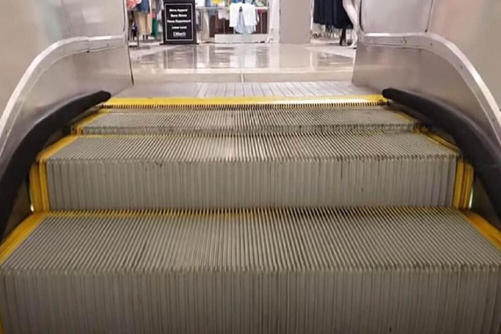 ZAŠTO SU POKRETNE STEPENICE UVEK PRUGASTE? Šokiraćete se kad čujete, niko nije PRIMETIO OVAJ DETALJ NA VRHU