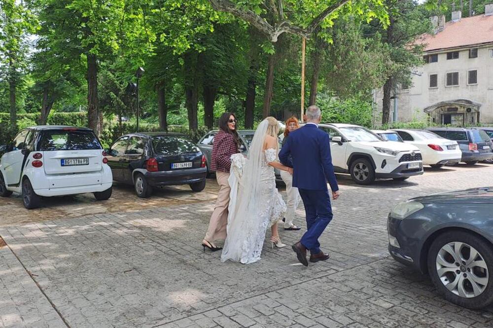 KAKVA BOGINJA LEPOTE! Pogledajte samo kakvu VENČANICU je nosila Isidora, SERGEJ je pravi SREĆNIK - oženio PRINCEZU