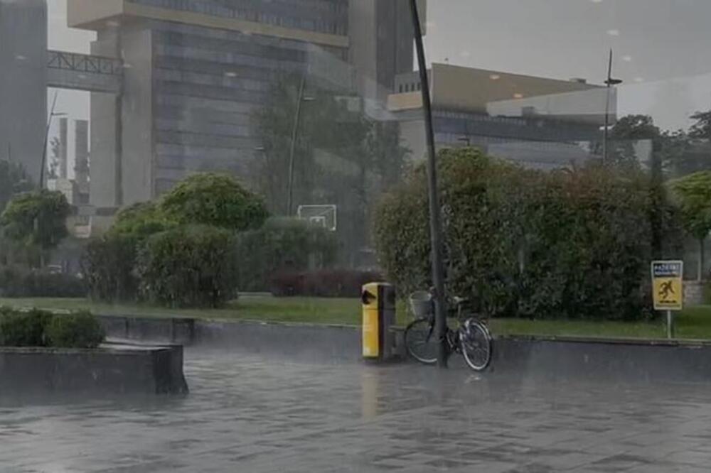 SVE SE SMRAČILO, PA ONDA POČELA UŽASNA OLUJA! Pogledajte kakav pljusak je pogodio SRPSKU ATINU (VIDEO)