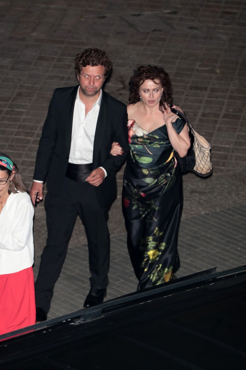 Nosi haljinu modernog cvetnog desena